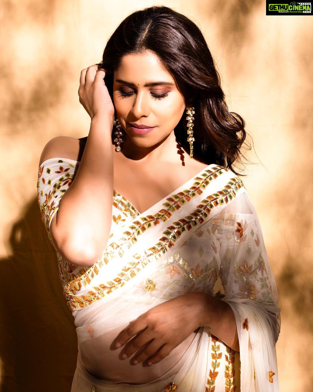 Sai Tamhankar Instagram - Meanwhile me thinking of MHJ ! @eshakoul_official @shillpapuriidesignerjewellery @digambar103 @jayshree2783 @nehachaudhary_ @ipshita.db @santushtimahadeo @azim_shaikh1989 #saitamhankar #sixyardexcellence #sareelove #nzakat