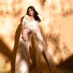 Sai Tamhankar Instagram - Meanwhile me thinking of MHJ ! @eshakoul_official @shillpapuriidesignerjewellery @digambar103 @jayshree2783 @nehachaudhary_ @ipshita.db @santushtimahadeo @azim_shaikh1989 #saitamhankar #sixyardexcellence #sareelove #nzakat