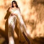 Sai Tamhankar Instagram - Meanwhile me thinking of MHJ ! @eshakoul_official @shillpapuriidesignerjewellery @digambar103 @jayshree2783 @nehachaudhary_ @ipshita.db @santushtimahadeo @azim_shaikh1989 #saitamhankar #sixyardexcellence #sareelove #nzakat