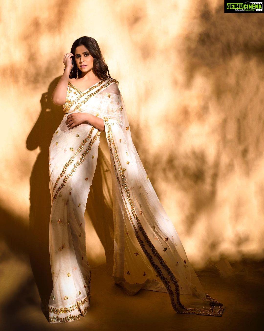 Sai Tamhankar Instagram - Meanwhile me thinking of MHJ ! @eshakoul_official @shillpapuriidesignerjewellery @digambar103 @jayshree2783 @nehachaudhary_ @ipshita.db @santushtimahadeo @azim_shaikh1989 #saitamhankar #sixyardexcellence #sareelove #nzakat