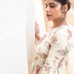 Sai Tamhankar Instagram - 🌻 सूवर्णवती apparently ☺️ ! @poonammittalofficial @pinklanebyrashi @digambar103 @jayshree2783 @nehachaudhary_ @ipshita.db @vishal.patil36 @azim_shaikh1989 #saitamhankar #simple #suitlove #sadagi #suvarnavati
