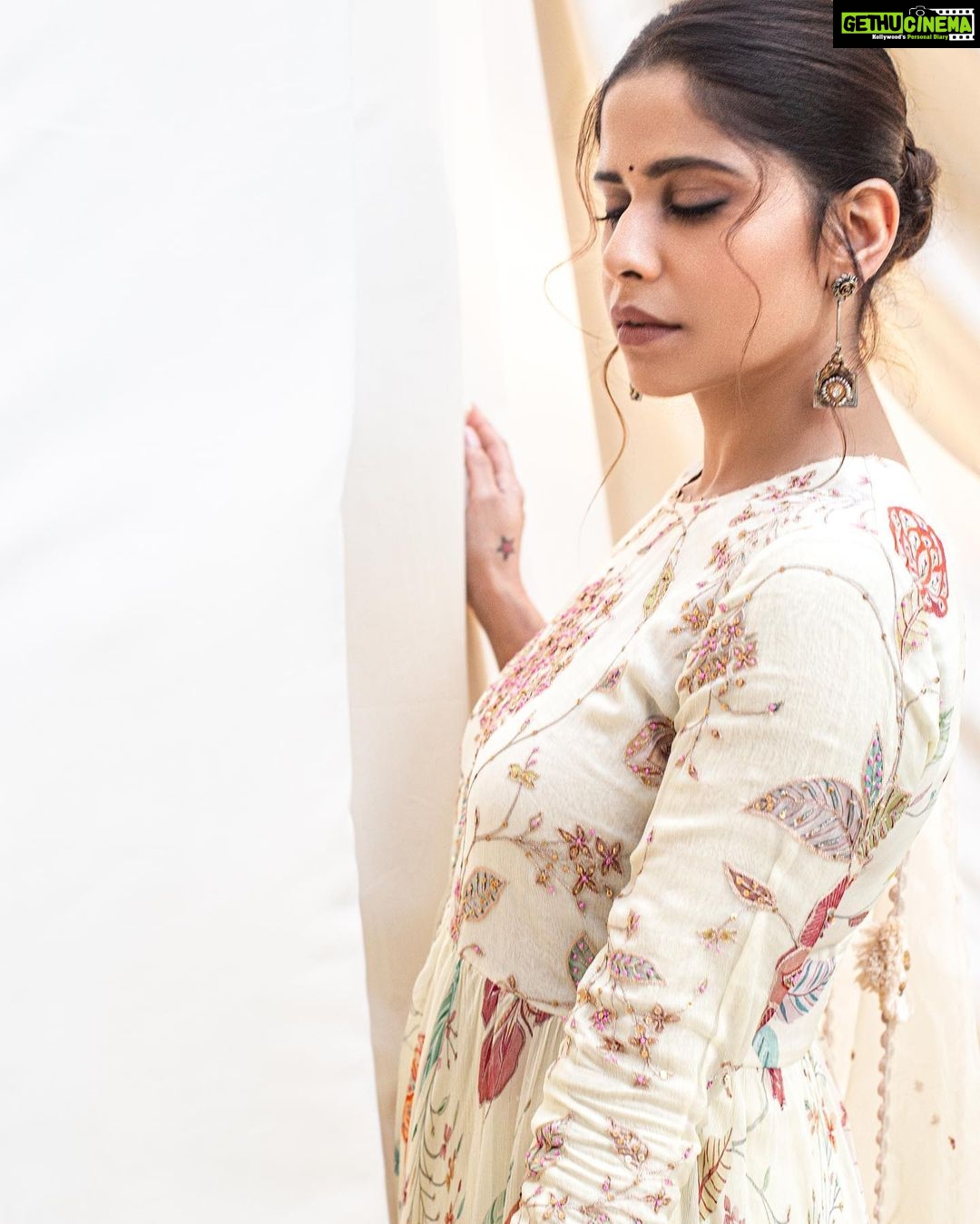 Sai Tamhankar Instagram - 🌻 सूवर्णवती apparently ☺️ ! @poonammittalofficial @pinklanebyrashi @digambar103 @jayshree2783 @nehachaudhary_ @ipshita.db @vishal.patil36 @azim_shaikh1989 #saitamhankar #simple #suitlove #sadagi #suvarnavati