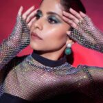 Sai Tamhankar Instagram - Life Mein time to time khud ke liye thoda shimmer zaroori hai ! @leaclothingco @the_bling_girll @nehachaudhary_ @satyamakeupartist @jayshree2783 @vishal.patil36 @azim_shaikh1989 @akshay_26 @azim_shaikh1989 #saitamhankar #shimmer #pearlplait