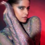 Sai Tamhankar Instagram - Life Mein time to time khud ke liye thoda shimmer zaroori hai ! @leaclothingco @the_bling_girll @nehachaudhary_ @satyamakeupartist @jayshree2783 @vishal.patil36 @azim_shaikh1989 @akshay_26 @azim_shaikh1989 #saitamhankar #shimmer #pearlplait