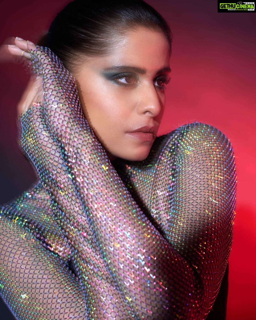 Sai Tamhankar Instagram - Life Mein time to time khud ke liye thoda shimmer zaroori hai ! @leaclothingco @the_bling_girll @nehachaudhary_ @satyamakeupartist @jayshree2783 @vishal.patil36 @azim_shaikh1989 @akshay_26 @azim_shaikh1989 #saitamhankar #shimmer #pearlplait