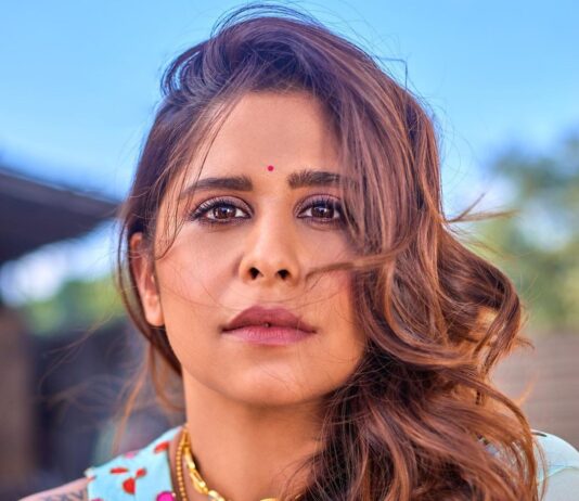 Sai Tamhankar Instagram - Summering in a saree ! @prajhnaashettyofficial @zariinjewelry @nehachaudhary_ @satyamakeupartist @jayshree2783 @akshay_26 @vishal.patil36 @azim_shaikh1989 #saitamhankar #saree #floral #summer