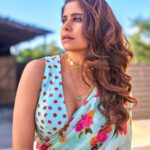 Sai Tamhankar Instagram - Summering in a saree ! @prajhnaashettyofficial @zariinjewelry @nehachaudhary_ @satyamakeupartist @jayshree2783 @akshay_26 @vishal.patil36 @azim_shaikh1989 #saitamhankar #saree #floral #summer