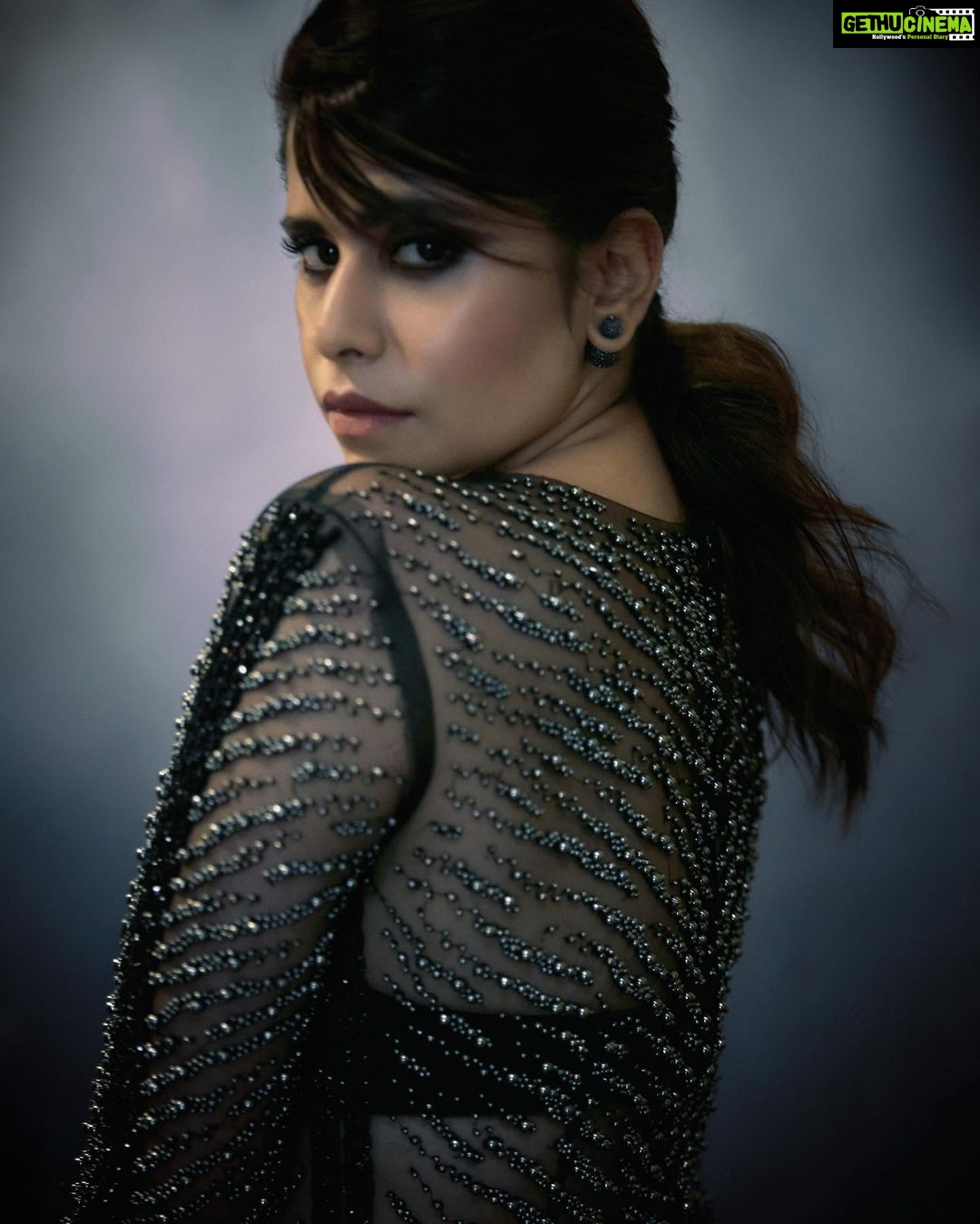 Sai Tamhankar Instagram - Subtle Sparkle ! #Filmfare @namratajoshipura @tadaccessories @nehachaudhary_ @digambar103 @hairbymeghaa @kadamajay @m_o_u_s_u_m_i @azim_shaikh1989 #saitamhankar #filmare #redcarpet #hyundaifilmfareawards2023 #maharashtratourism