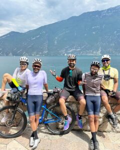 Saiyami Kher Instagram - The perks of going through the grind on the uphills! Just beauty all around! #bikepackingdiaries @sharduldonde @ijustdoubled @adityavtalwar @trekbikesindia @met_helmets @pellasportswear @rockbros_global @clearpani @playboxtvofficial @goproindia @canonindia_official