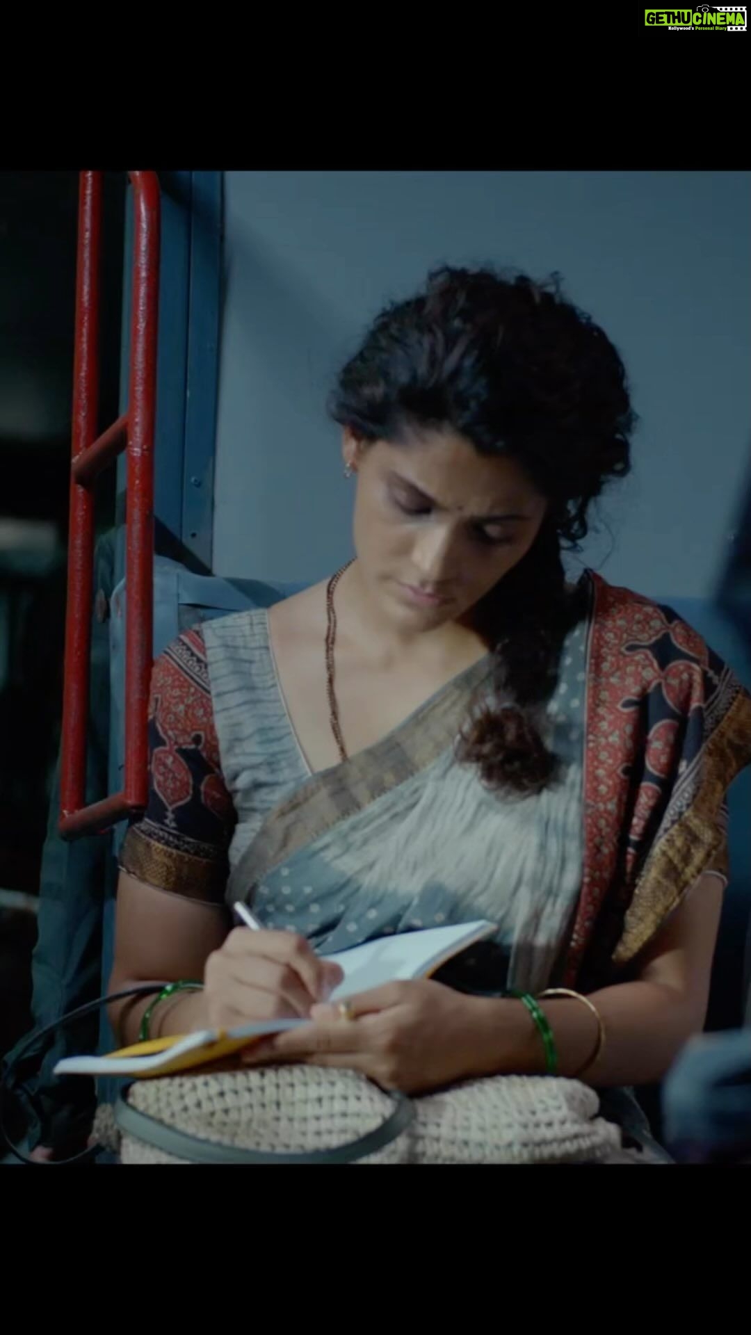 Saiyami Kher Instagram - दिमाग़ में बसा हुआ कोई अन्धेरा है ! नाख़ुन निकल आते हैं उसके गले में घोंप देता है__ कब आये ? न जाने कब ? ये ख़ौफ़ रहता है ! - गुलज़ार #Gulzar #RajR @gulshandevaiah78 @saiyami @platoondistribution @official.studio.99 @sonymusicindia @kausarmunir @iammarkkrobin @jubin_nautiyal @jonitamusic @javedali4u @vishalmishraofficial @nooran.sisters_ @nimnair @umesh.kamat @krishnashanthim @sunnykurapati @balusandilyasa @aalayam_anil @vrsiddareddy @iamgirishach @shiladityabora @UrsVamsiShekar @platoononefilms
