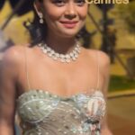 Sakshi Pradhan Instagram - Brut की मुलाक़ात Cannes में एक ऐसी अदाकारा से हुई जिन्होंने भारत में छोटे परदे पर काम की शुरुआत की थी लेकिन अब जल्द ही हॉलीवुड में डेब्यु वाली हैं. #cannes2023