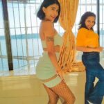 Sakshi Pradhan Instagram - What do you say about this impromptu routine..? Music - @raghavworldwide . . . . #girlshavingfun #girls #girlsnight #reels #dance #instagood #dancer #dancersofinstagram #instareels #instadance #dancereels #indiandancers #meme #memes #comedy #memegirls #memegirl #jam #pehlapehlapyar #jadugar #bffgoals #bff #reelitfeelit #reelsinstagram #trending #raghav #afro #music #musiclover #fun Versova Beach