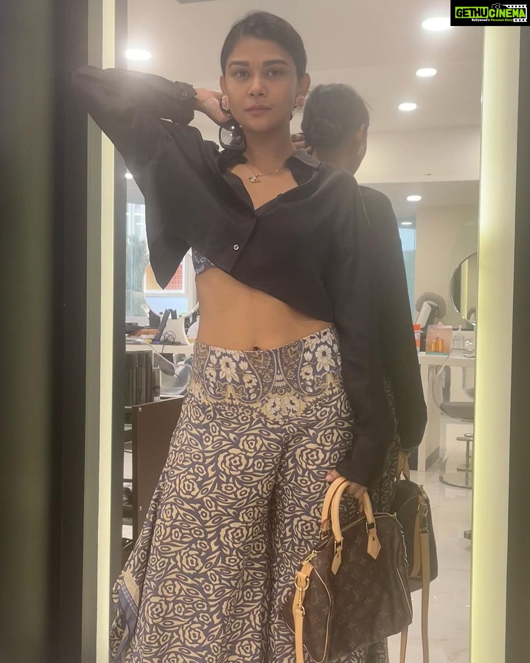 Sakshi Pradhan Instagram - #Wonderful #Peaceful #Pampering #Session @jcb_juhu π
π½ ππ½ββοΈ . . . . . . . . . . . . : : #lifestyle #salon #instagood #Nofilter #Nofilterculture #instafashion #lookoftoday #picoftheday #sunset #streetstyle #beepic #Mumbai #juhu