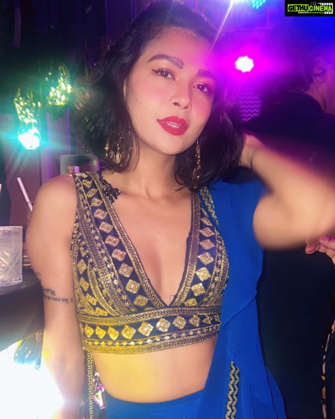 Sakshi Pradhan Instagram - 🥻 🪯 💙 Food Music Friends