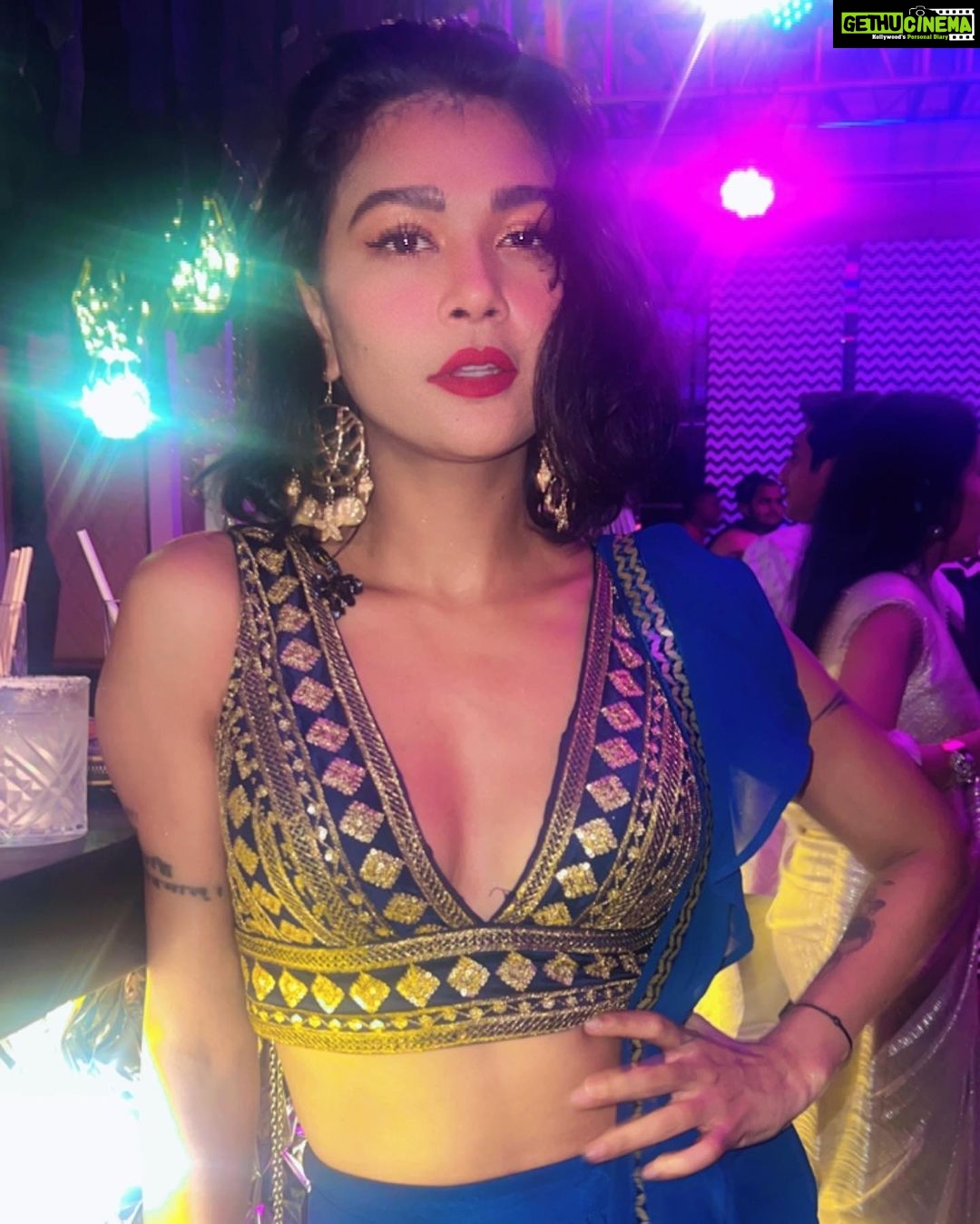 Sakshi Pradhan Instagram - 🥻 🪯 💙 Food Music Friends