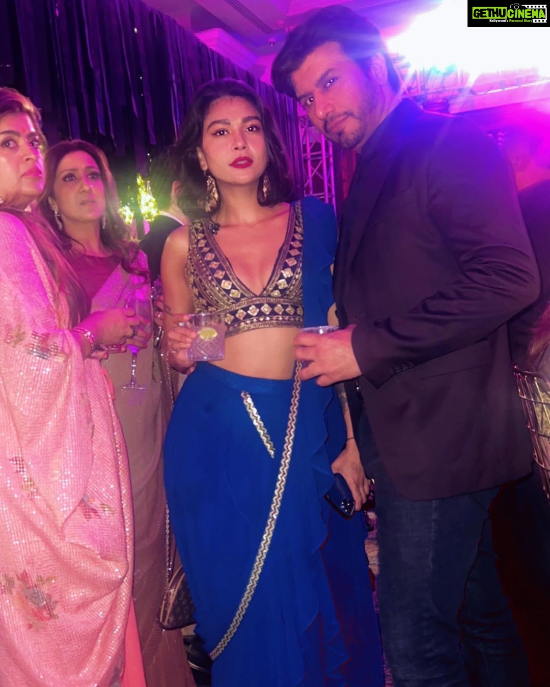 Sakshi Pradhan Instagram - 🥻 🪯 💙 Food Music Friends