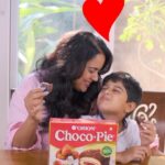 Sameera Reddy Instagram - Hans loves his treat time & looks forward to it! Nothing better than @orionchocopieindia ! Strawberry Choco-Pie with strawberry jam in the center🍓 It’s 100% vegetarian & could be your kid’s treat delight too! P.s-Happy birthday Hans! 🥳🎂❤️ Strawberry season, all year long 😍 Get yourself a pack today! #strawberry #strawberrychocopie #orionchocopie #strawberrydelight #treat #treatyourself #kidstreat #kidslife #kidsparty