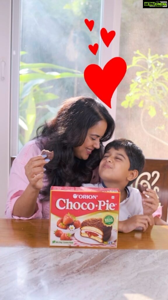 Sameera Reddy Instagram - Hans loves his treat time & looks forward to it! Nothing better than @orionchocopieindia ! Strawberry Choco-Pie with strawberry jam in the center🍓 It’s 100% vegetarian & could be your kid’s treat delight too! P.s-Happy birthday Hans! 🥳🎂❤️ Strawberry season, all year long 😍 Get yourself a pack today! #strawberry #strawberrychocopie #orionchocopie #strawberrydelight #treat #treatyourself #kidstreat #kidslife #kidsparty