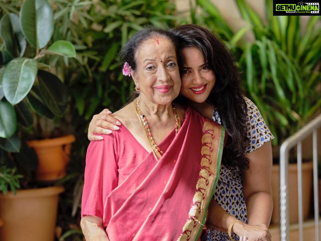 Sameera Reddy Instagram - When I was 18 yrs old, I told my mom i wanted her to get me married off . I just had heartbreak at that point and I was very lost with no direction . No career drive and The pressure of having famous sisters added to it. My mother told me I was making this decision out of fear and instead of trying to find myself in a man and marriage , she wanted me to define myself , earn respect, be courageous and go out there and fight with my fears. She wanted me to find myself. . And it’s one of the most life changing moments I’ve had ❤️ thank you mama for always believing in me . Then and always 💫love you mama ! #happymothersday 📷 @magicalmomentz97