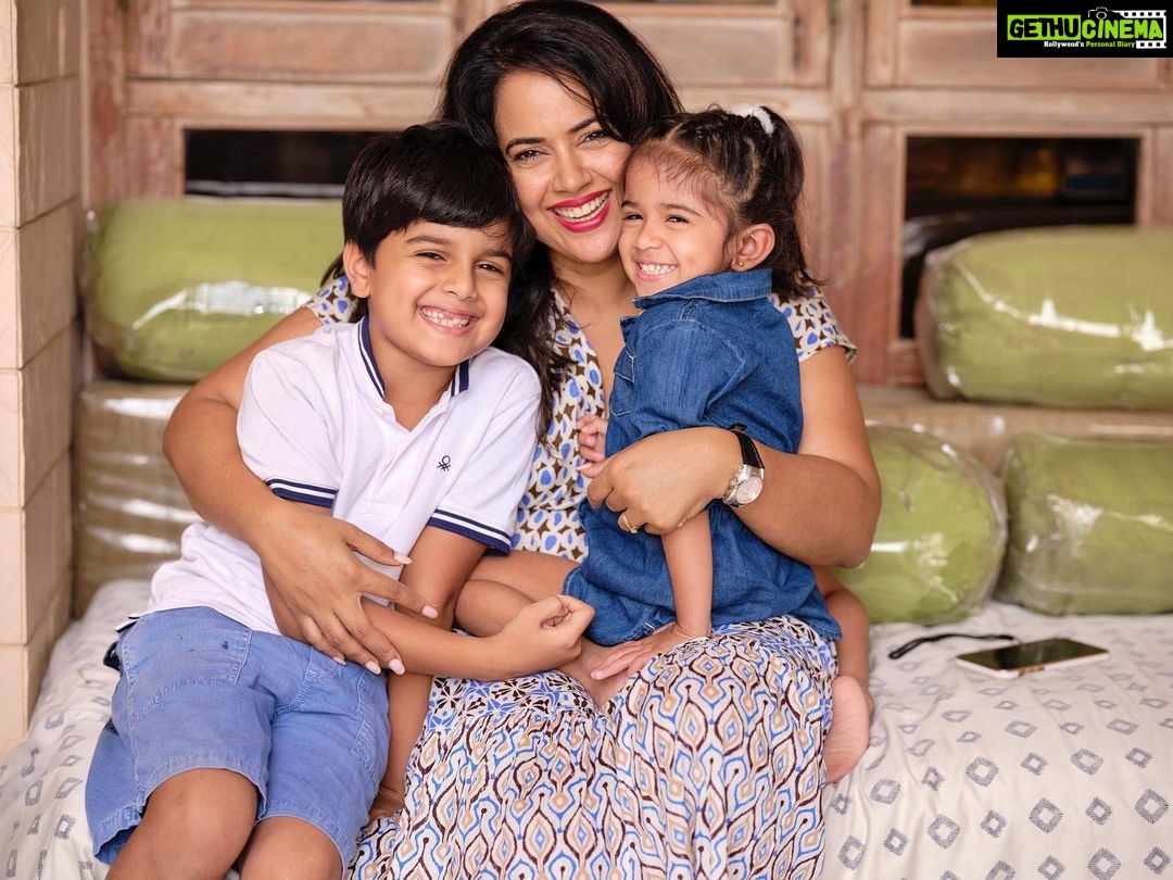 Sameera Reddy Instagram - Career & Motherhood. Can we have it all ? I’ve been asked many times why I haven’t stepped out to make movies again . There are opportunities but I just haven’t mustered up the courage.. yet. How can one balance it all ? 👉🏼Ladies Today I’m actually looking to you for your experience on how you handled it . Did you take a break from your career goals ? Are you working from home ? Are you going to an office / work space ? How have the kids handled it? Do you feel guilt ? Do you have a support system? Mums who have chosen to take a step back like me - do you have any thoughts on how you feel about it . Are you ok with the pause? Would love a healthy discussion so we might all support each other with experience & information ❤️💫