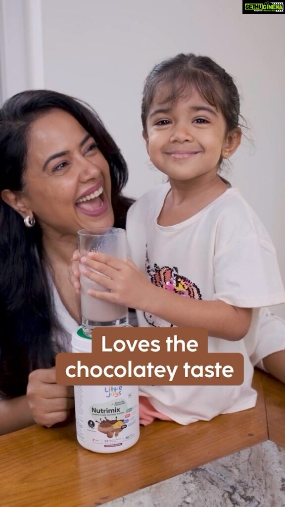 Sameera Reddy Instagram - Nowadays all these “health powders” are full of sugar, junk, preservatives and chemicals. 😱 BUT! Not Little Joys! @our.littlejoys Nutrimix milk mix has ZERO white sugar and is sweetened with jaggery and dates! It’s also packed with ragi, bajra, dry fruits & oats. 🥛🌾 So I can continue giving Nyra the best ingredients in a yummy chocolatey shake. 🍫 We love Little Joys 🤎 #nutrimix #naturallysweetened #milkmix #ragiandbajra #sweetenedwithjaggery #littlejoys #ourlittlejoys #dryfruits #oats #ragi #bajra #chocolatemilk #nowhitesugar