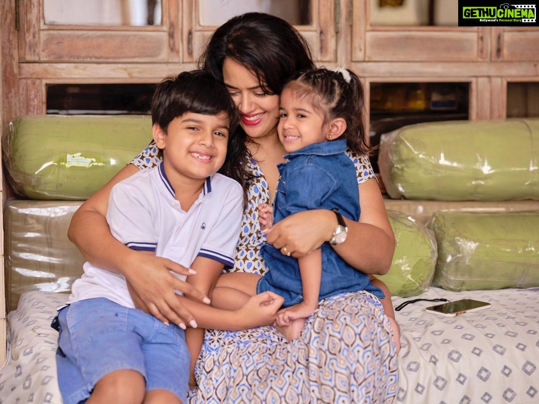 Sameera Reddy Instagram - Career & Motherhood. Can we have it all ? I’ve been asked many times why I haven’t stepped out to make movies again . There are opportunities but I just haven’t mustered up the courage.. yet. How can one balance it all ? 👉🏼Ladies Today I’m actually looking to you for your experience on how you handled it . Did you take a break from your career goals ? Are you working from home ? Are you going to an office / work space ? How have the kids handled it? Do you feel guilt ? Do you have a support system? Mums who have chosen to take a step back like me - do you have any thoughts on how you feel about it . Are you ok with the pause? Would love a healthy discussion so we might all support each other with experience & information ❤️💫