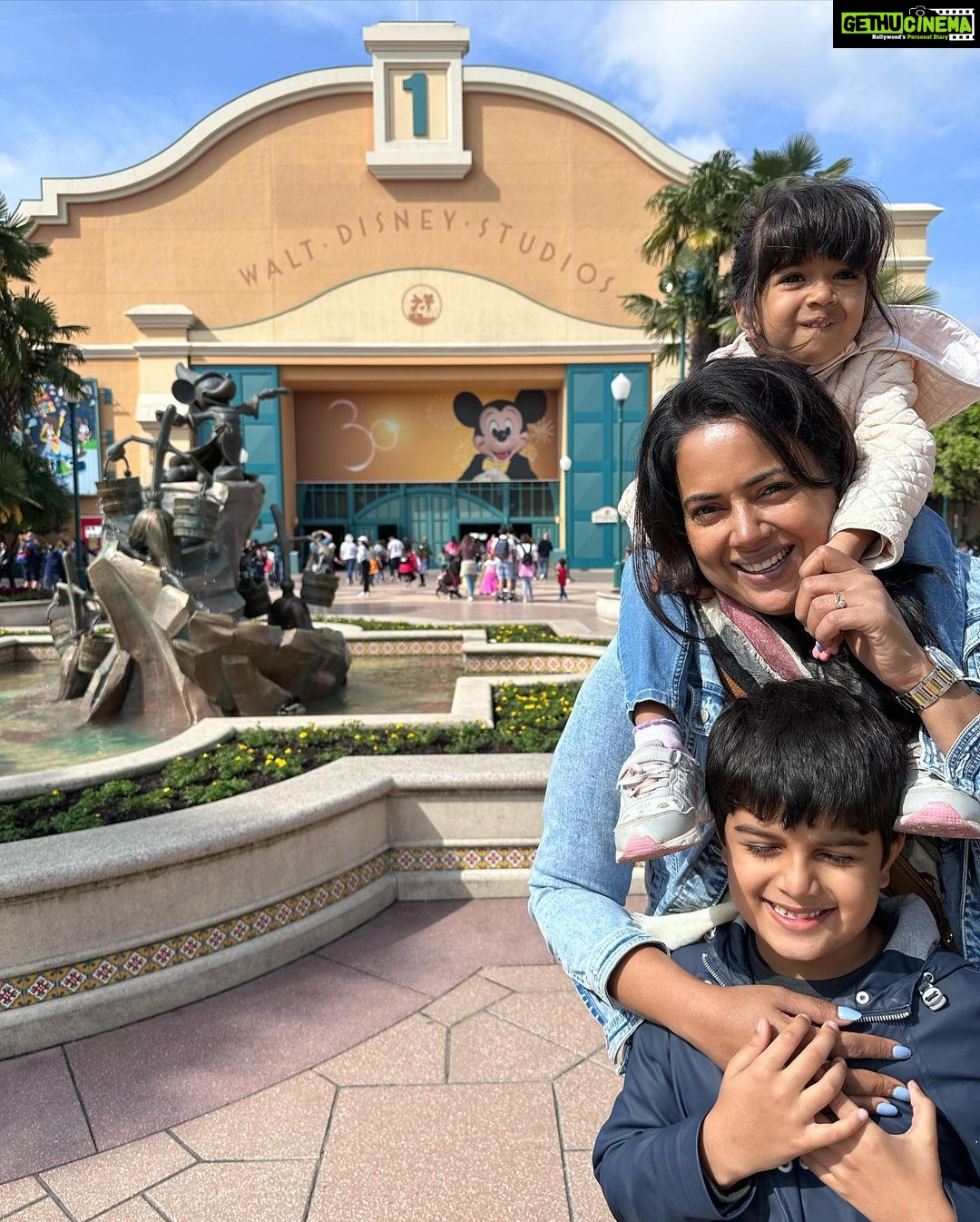 Sameera Reddy Instagram - Swipe to the last video for magic 💫my absolute fav moment of the Paris trip 🥹 Also Parents don’t miss The Avengers Flight Force experience! It’s insanely good! Walt Disney Studios is fully action packed!🤸 Disney is about us also having fun ✅ The studio effects with the roller coaster was just amazing 🤩Min height 1.2 m so Hans could do it . Nyra loved the Lightning Mac queen Cars experience & her a favourite was the Stitch show. Hans loved the Avengers Campus & the Spider-Man experience! I met Groot who I just love love love ❤️ Plus we stayed a night at the Art of Marvel hotel at the Disney Village . ( all walking distance ) and it’s super cool for the kids with the decor & vibe ! Tip 👉🏼( all Disney hotel guests get one hour earlier access to the parks before they open ) Loved the Disney Lego store! The village itself has a fun energy & crowd ! 🤸🏻♂️ 💡p.s - don’t forget to wear good walking shoes for yourself and the kids because you will do at least 15 k steps a day!!! 😅😅😅 #summer @disneylandparis #vacation #summer #momlife #motherhood #travelwithkids #disneylandparis #AvengersCampusParis @explorefrance @thinkstrawberries #thinkStrawberries #ExploreFrance Disneyland Paris & Walt-Disney-Studios