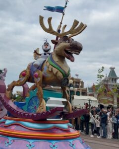 Sameera Reddy Instagram - Disneyland Paris was everything and more! 🤸🇫🇷❤️
Mama tips 😃- book in advance . 2 day ticket for sure to cover both parks . The RER trains were very convenient ( and cost effective) from Paris. 45 min tops! Don’t miss the grand parade in the evening and tho it was tough to stay awake for the 11 pm fireworks show, it was one of the most spectacular things we experienced . Nyra was not 1.02m in height so she missed a few things/ but lots of options for both her and Hans! her afternoon naps were tough because it’s the age you don’t really use a stroller but you need one 😅 carry snacks in a back pack always with wipes! Fast track passes do help cut the line but not for all rides (they are fab if you can get them) don’t miss the lion king & Mickey the magician shows ( they are free but to beat the crowd , if you have a Mastercard you can secure a seat at the city hall desk 2 hrs Prior) more reels coming up soon! So much to see 💫 @disneylandparis @explorefrance @thinkstrawberries #momlife #travelwithkids 
#messymama #disneylandparis #AvengersCampusParis #thinkStrawberries #ExploreFrance