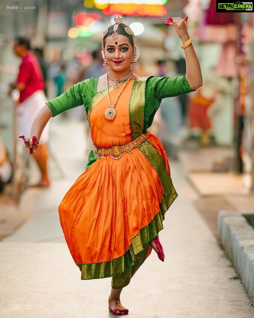 Samskruthy Shenoy Instagram - വീണ്ടുമെൻ വീണയിൽ വസന്തഗീതമായ് ഉണരൂ നീ.... @samskruthysam 🎥 @pranavcsubash_photography 🎨 @retouch_by_arun #dance #dancesandritualarts #dancer #classicaldance #classicaldancer #classicaldancersofinstagram #guruvayoor #guruvayur Guruvayur Temple ഗുരുവായൂർ ക്ഷേത്രം