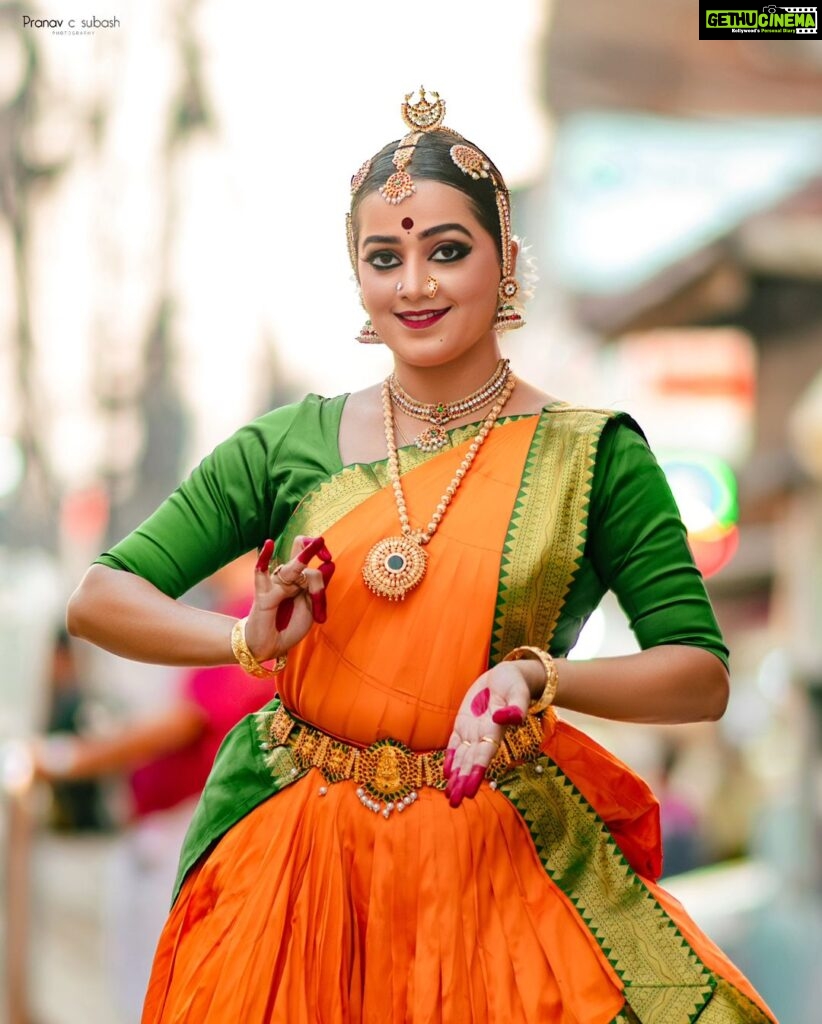 Samskruthy Shenoy Instagram - Dance, dance & dance ❤ Thank you @es_of_ajn for giving me such a wonderful opportunity ❤ Wish to learn more from you chechi ❤ PC - @pranavcsubash_photography #danceislife #danceispassion #bharatanatyam #guruvayoor Guruvayoor Sri Krishna Temple
