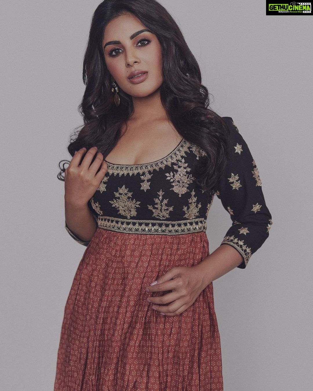Samyuktha Instagram - Listen to the whispers of your own spirit instead of the shouts of the world . Tune in 📻 Wearing @avacarajaipur & @amrapalijewels . Styled by : @ruchi.munoth Makeup: @vishalcharanmakeuphair Hair: @divya.naik25 Photographed : @arifminhaz #vaathi #vaathipromotions #sirmovie #samyuktha #classic #kind #selflove #salwar #red #weekendtime