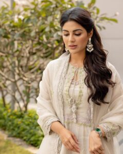 Samyuktha Instagram - Less Thinking , More Feeling 
Less Rules , More Flow 
Less Mind , More Heart 

Wearing @labelshireenshahana & @amrapalijewels @amethystchennai 
. 
Styled by : @ruchi.munoth 
Makeup: @vishalcharanmakeuphair 
Hair: @divya.naik25 
Photographed : @kiransaphotography 

#vaathi #vaathipromotions #Sirmovie #samyuktha  #classic #kind #selflove