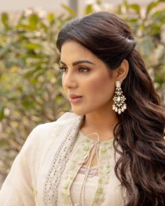 Samyuktha Instagram - Less Thinking , More Feeling 
Less Rules , More Flow 
Less Mind , More Heart 

Wearing @labelshireenshahana & @amrapalijewels @amethystchennai 
. 
Styled by : @ruchi.munoth 
Makeup: @vishalcharanmakeuphair 
Hair: @divya.naik25 
Photographed : @kiransaphotography 

#vaathi #vaathipromotions #Sirmovie #samyuktha  #classic #kind #selflove