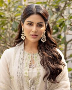 Samyuktha Instagram - Less Thinking , More Feeling 
Less Rules , More Flow 
Less Mind , More Heart 

Wearing @labelshireenshahana & @amrapalijewels @amethystchennai 
. 
Styled by : @ruchi.munoth 
Makeup: @vishalcharanmakeuphair 
Hair: @divya.naik25 
Photographed : @kiransaphotography 

#vaathi #vaathipromotions #Sirmovie #samyuktha  #classic #kind #selflove