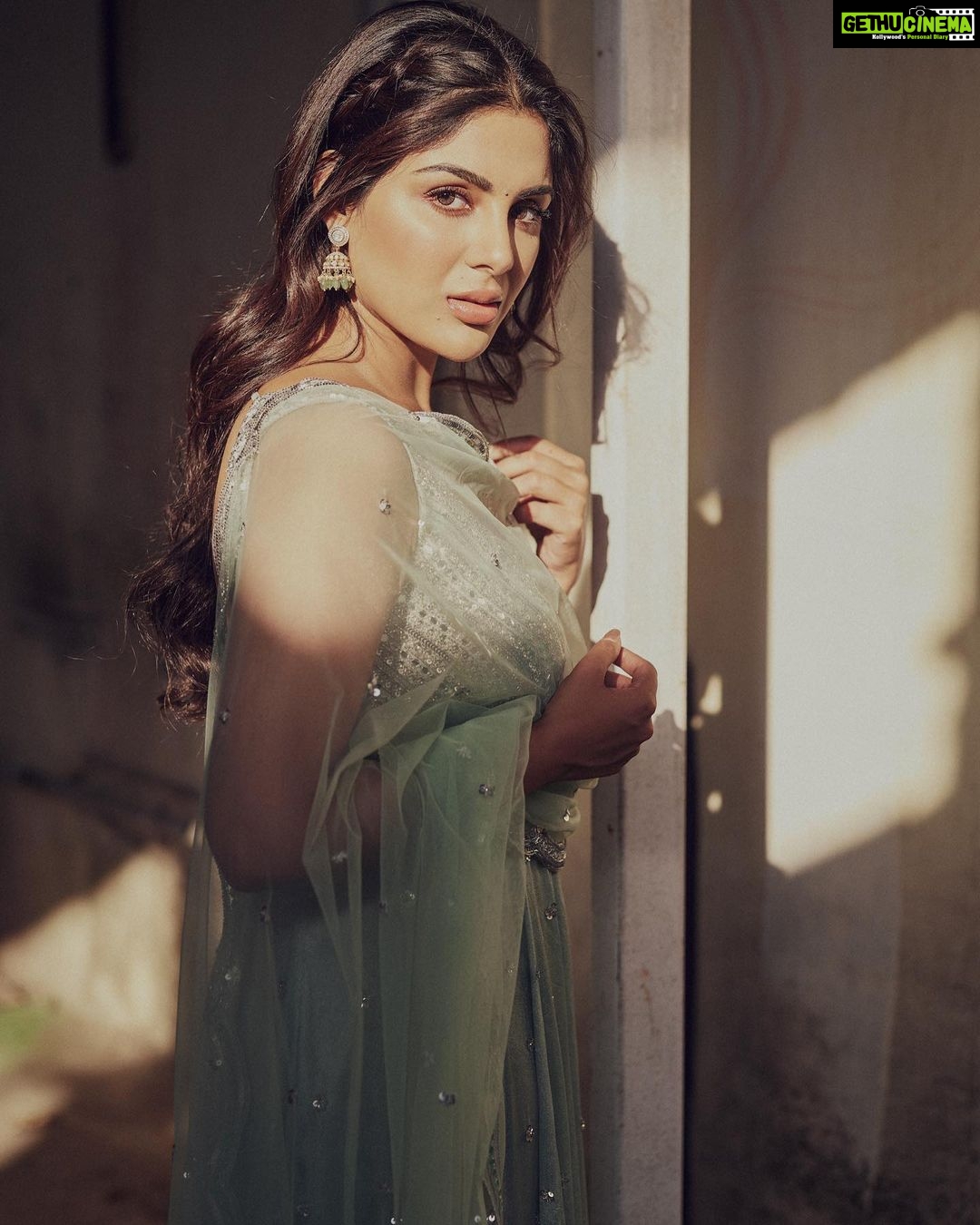 Samyuktha Instagram - Defining the UNSAID Wearing @geethikakanumilli & @karnikajewelshyd . Styled by : @ruchi.munoth Makeup: @vishalcharanmakeuphair Hair: @hairbyradhika Photographed : @arifminhaz Photo Asst @thejaswitanneru #vaathi #vaathipromotions #samyuktha #classic #livinglife