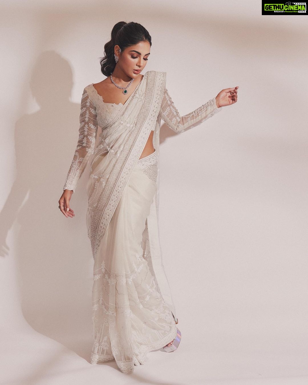 Samyuktha Instagram - “I don’t go by the rulebook. I go by the heart, not the head.” . Wearing @varunchakkilam & @karnikajewelshyd . Styled by : @ruchi.munoth Makeup: @vishalcharanmakeuphair Hair: @divya.naik25 Photographed : @arifminhaz Asst by @thejaswitanneru Location Courtesy : @parkhyatthyderabad #vaathi #vaathipromotions #samyuktha #classic #livinglife