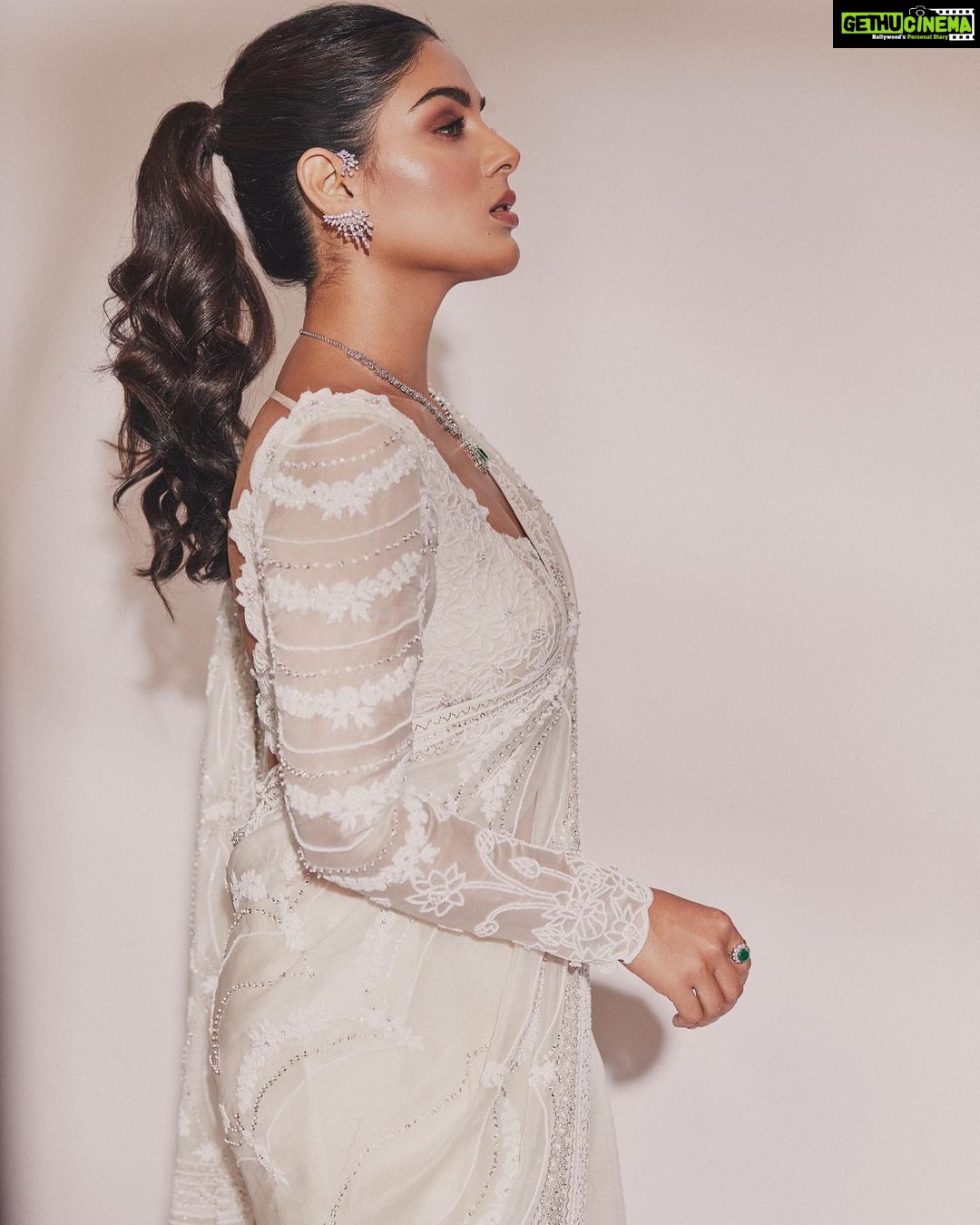Samyuktha Instagram - “I don’t go by the rulebook. I go by the heart, not the head.” . Wearing @varunchakkilam & @karnikajewelshyd . Styled by : @ruchi.munoth Makeup: @vishalcharanmakeuphair Hair: @divya.naik25 Photographed : @arifminhaz Asst by @thejaswitanneru Location Courtesy : @parkhyatthyderabad #vaathi #vaathipromotions #samyuktha #classic #livinglife