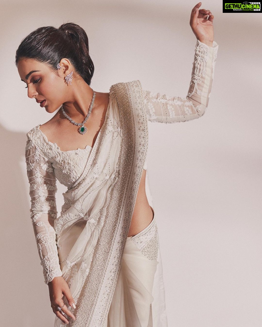 Samyuktha Instagram - “I don’t go by the rulebook. I go by the heart, not the head.” . Wearing @varunchakkilam & @karnikajewelshyd . Styled by : @ruchi.munoth Makeup: @vishalcharanmakeuphair Hair: @divya.naik25 Photographed : @arifminhaz Asst by @thejaswitanneru Location Courtesy : @parkhyatthyderabad #vaathi #vaathipromotions #samyuktha #classic #livinglife
