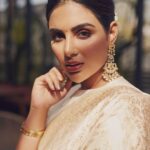 Samyuktha Instagram – Chand Wala Noor 🌕🤍
.
Wearing @kasturikundal & @amrapalijewels 
. 
Styled by : @ruchi.munoth 
Makeup: @vishalcharanmakeuphair 
Hair: @divya.naik25 
Photographed : @arifminhaz Asst by @thejaswitanneru

#vaathi #vaathipromotions #samyuktha  #classic #sir #meenakshi