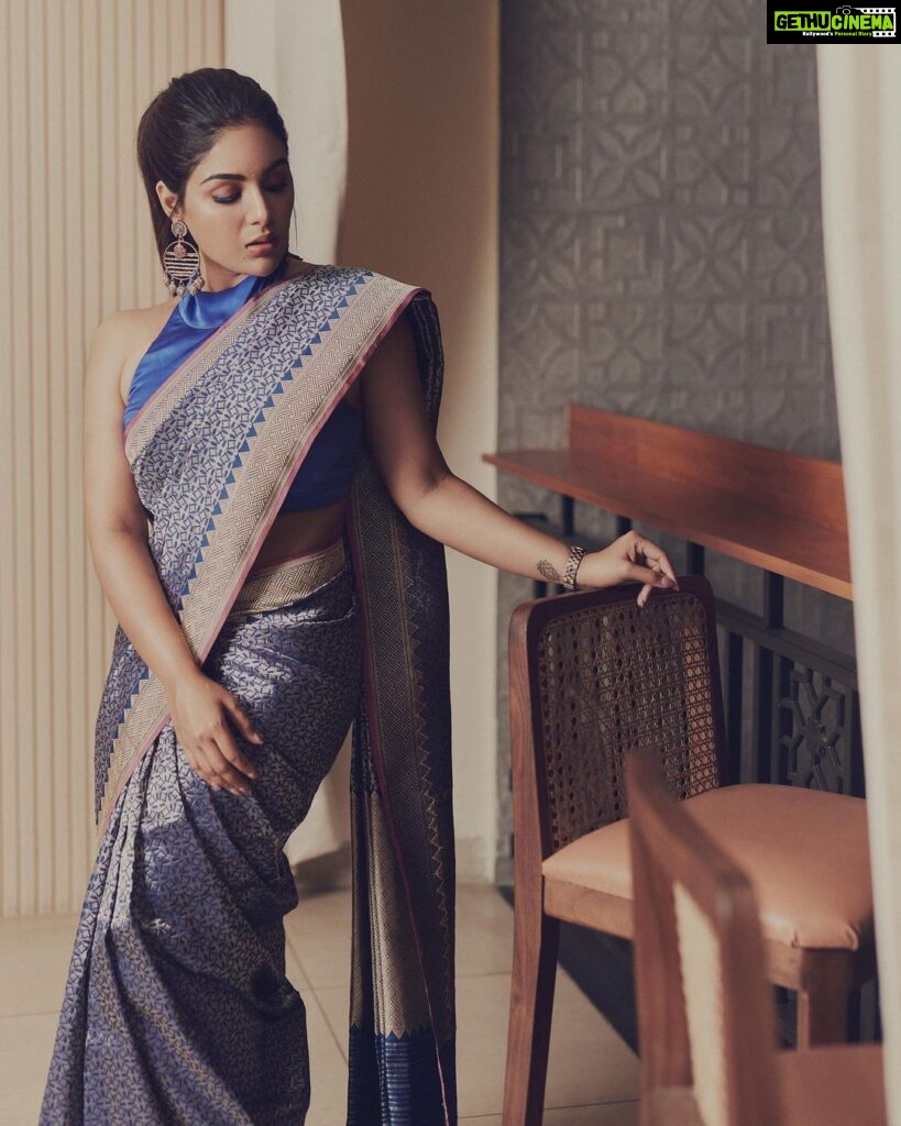 Samyuktha Instagram - Majestic Blue 💙 . Wearing @tilfi_banaras & @amrapalijewels . Styled by : @ruchi.munoth Makeup: @vishalcharanmakeuphair Hair: @divya.naik25 Photographed : @arifminhaz Location: @churrolto #vaathi #vaathipromotions #classic