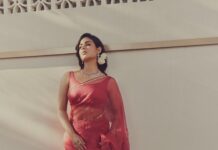 Samyuktha Instagram - There is no charm equal to tenderness of the Heart ♥️ . Wearing @sarangkaur.in & @konikajewellery . Styled by : @ruchi.munoth Assisted : @niha__varma ; Saree draper : @challavijaya8 Makeup: @vishalcharanmakeuphair Hair: @divya.naik25 Photographed : @arifminhaz #vaathi #vaathipromotions #samyukthamenon #classic #red #saree #retro #romantic #vintageromance Enchanté Café & Confectionery