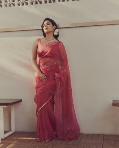 Samyuktha Instagram - There is no charm equal to tenderness of the Heart ♥️ . Wearing @sarangkaur.in & @konikajewellery . Styled by : @ruchi.munoth Assisted : @niha__varma ; Saree draper : @challavijaya8 Makeup: @vishalcharanmakeuphair Hair: @divya.naik25 Photographed : @arifminhaz #vaathi #vaathipromotions #samyukthamenon #classic #red #saree #retro #romantic #vintageromance Enchanté Café & Confectionery