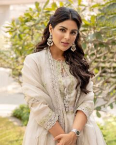 Samyuktha Instagram - Less Thinking , More Feeling 
Less Rules , More Flow 
Less Mind , More Heart 

Wearing @labelshireenshahana & @amrapalijewels @amethystchennai 
. 
Styled by : @ruchi.munoth 
Makeup: @vishalcharanmakeuphair 
Hair: @divya.naik25 
Photographed : @kiransaphotography 

#vaathi #vaathipromotions #Sirmovie #samyuktha  #classic #kind #selflove