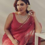 Samyuktha Instagram - There is no charm equal to tenderness of the Heart ♥️ . Wearing @sarangkaur.in & @konikajewellery . Styled by : @ruchi.munoth Assisted : @niha__varma ; Saree draper : @challavijaya8 Makeup: @vishalcharanmakeuphair Hair: @divya.naik25 Photographed : @arifminhaz #vaathi #vaathipromotions #samyukthamenon #classic #red #saree #retro #romantic #vintageromance Enchanté Café & Confectionery