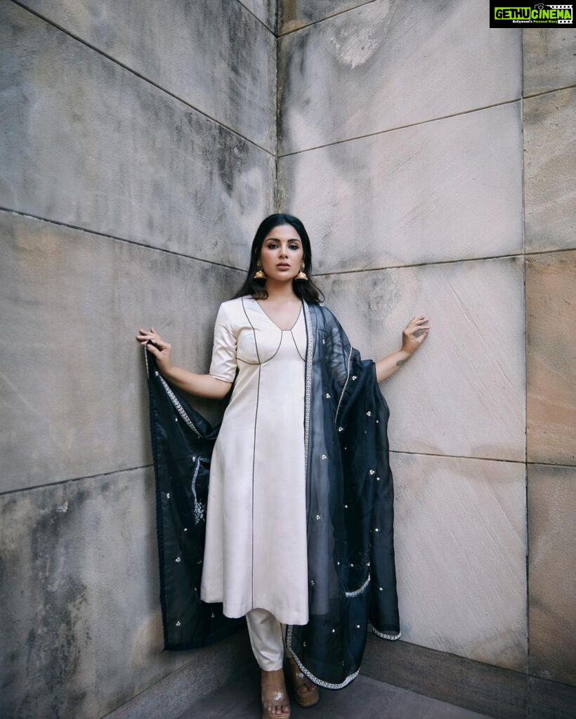 Samyuktha Instagram - 🖤 M & H - @kajol_mulani @deepabambhaniya08 Outfit - @raw_mango Jewellery - @amrapalijewels Stylist - @archamehta Team - @rashmi_angara @ishikakakkad Photographer - @kadamajay Mumbai - मुंबई