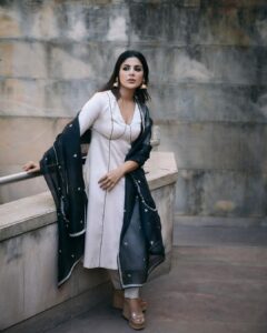 Samyuktha Instagram - 🖤 M & H - @kajol_mulani @deepabambhaniya08 Outfit - @raw_mango Jewellery - @amrapalijewels Stylist - @archamehta Team - @rashmi_angara @ishikakakkad Photographer - @kadamajay Mumbai - मुंबई