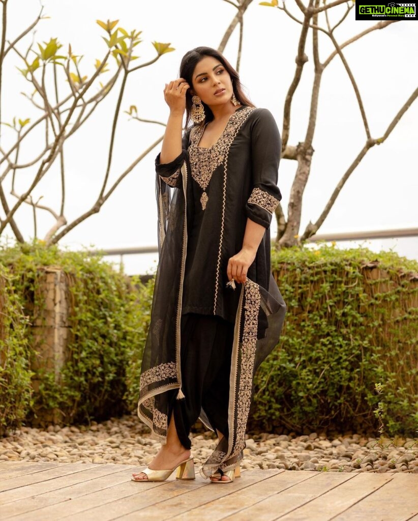 Samyuktha Instagram - 🖤 For @qaadu_official launch at Cochin ! Captured by @kiransaphotography M&H : @hmua_soniyamodi Outfit : @devnaagri Jewelry : @pureallure.in Styling : @openhousestudio.in