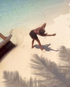 Samyuktha Hegde Instagram - Island girl 🏝️ 

Swipe to the end too see some dancing on vaseegara 😊

Maldives day 1
Explored an abandoned island, made new friends, went snorkelling, taught someone to snorkel, climbed a tree and tanned a lot 😅

#maldives #sunseasandandsam #soakingupthesun