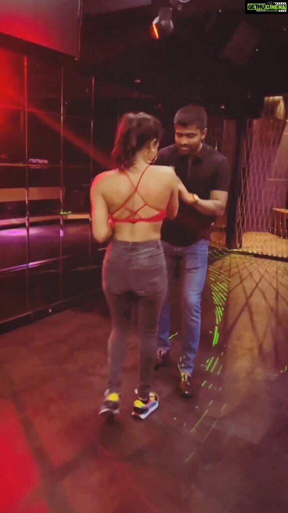 Samyuktha Hegde Instagram - That neck roll in the end got him smiling 😅 You meet a complete stranger and dance like you are doing a routine that’s what I love most about latin dancing 💃 Ps: this is a complete impromptu dance piece, there was NO rehearsal/practice dance! #dance #bachata #latindance #movement