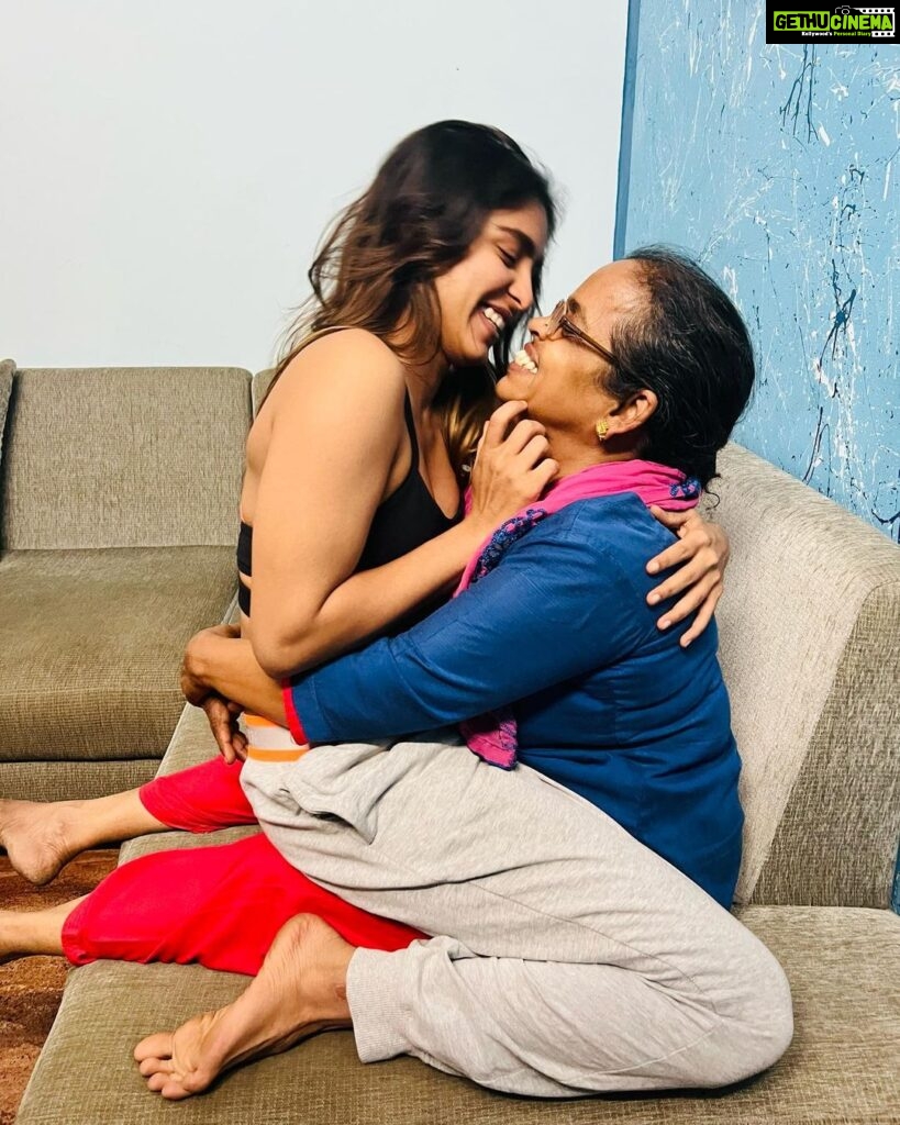 Samyuktha Hegde Instagram - To my love who will never break my heart Happy Valentine’s Day to you amma I love respect and cherish the most in my life You are my safe place ❤️ I love you amma ❤️ Happy valentines to all you singles out there, be happy that your pockets will not be empty by the end of the day! #valentines #ammaandsam #myoneandonly